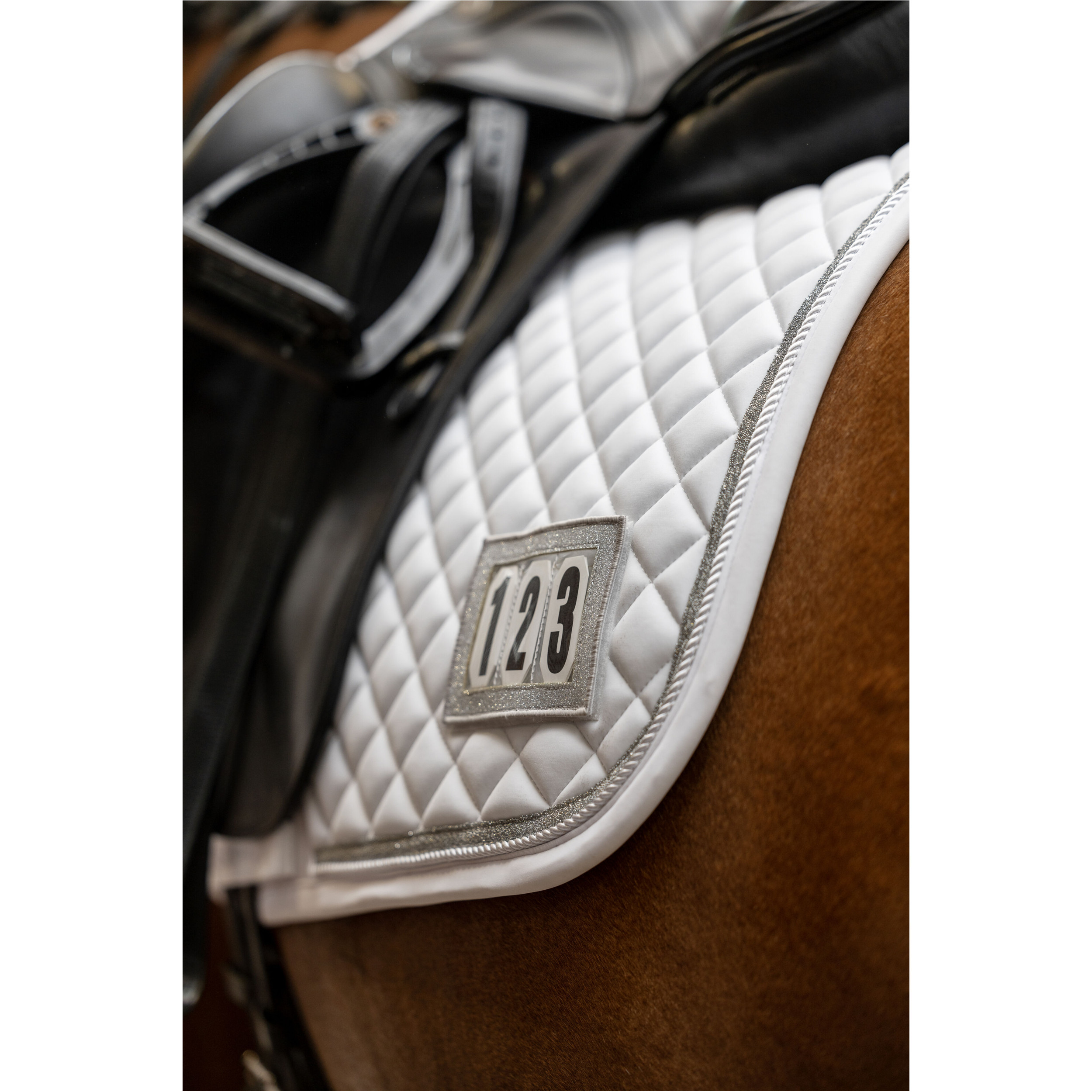 Schabracke mit Startnummer TREASURE 2.0 weiß