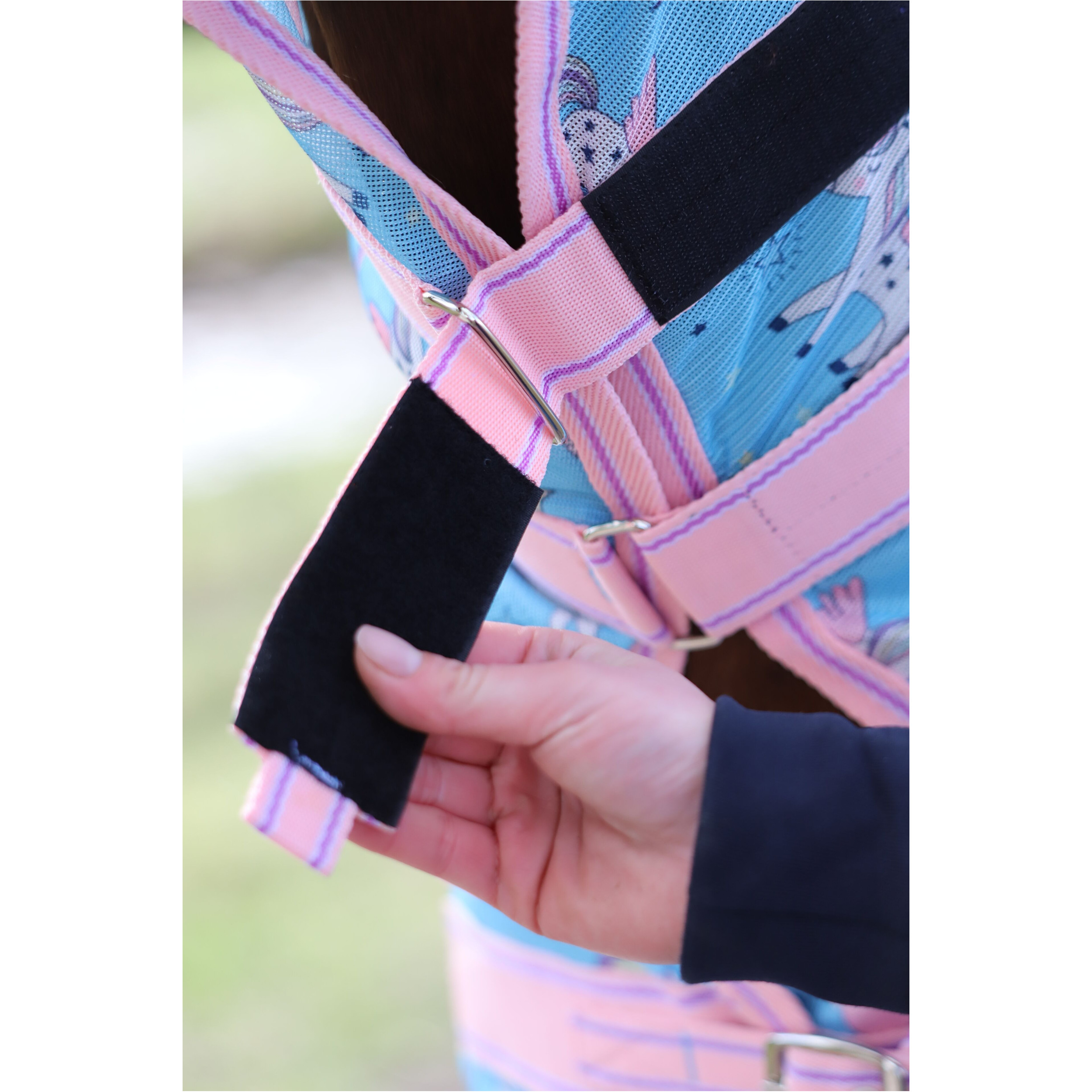 Fliegendecke mit Halsteil und Kreuzgurt DESIGN Unicorn hellblau/rosa