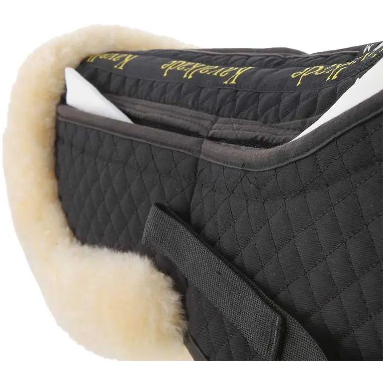 Korrekturunterlage Lammfell mit Taschen schwarz/natur Korrekturunterlage Lammfell mit Taschen schwarz/natur
