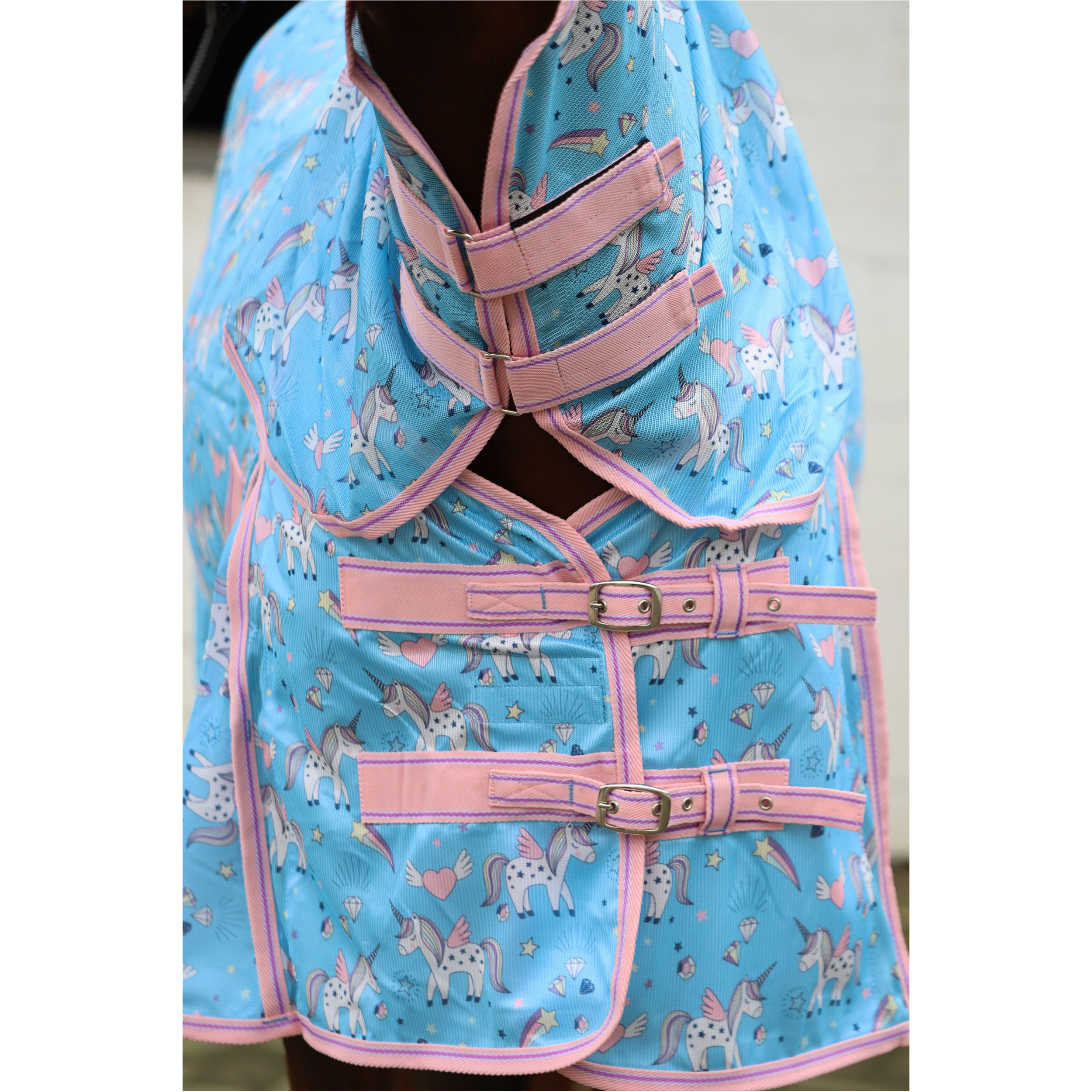 Fliegendecke mit Halsteil und Kreuzgurt DESIGN Unicorn hellblau/rosa
