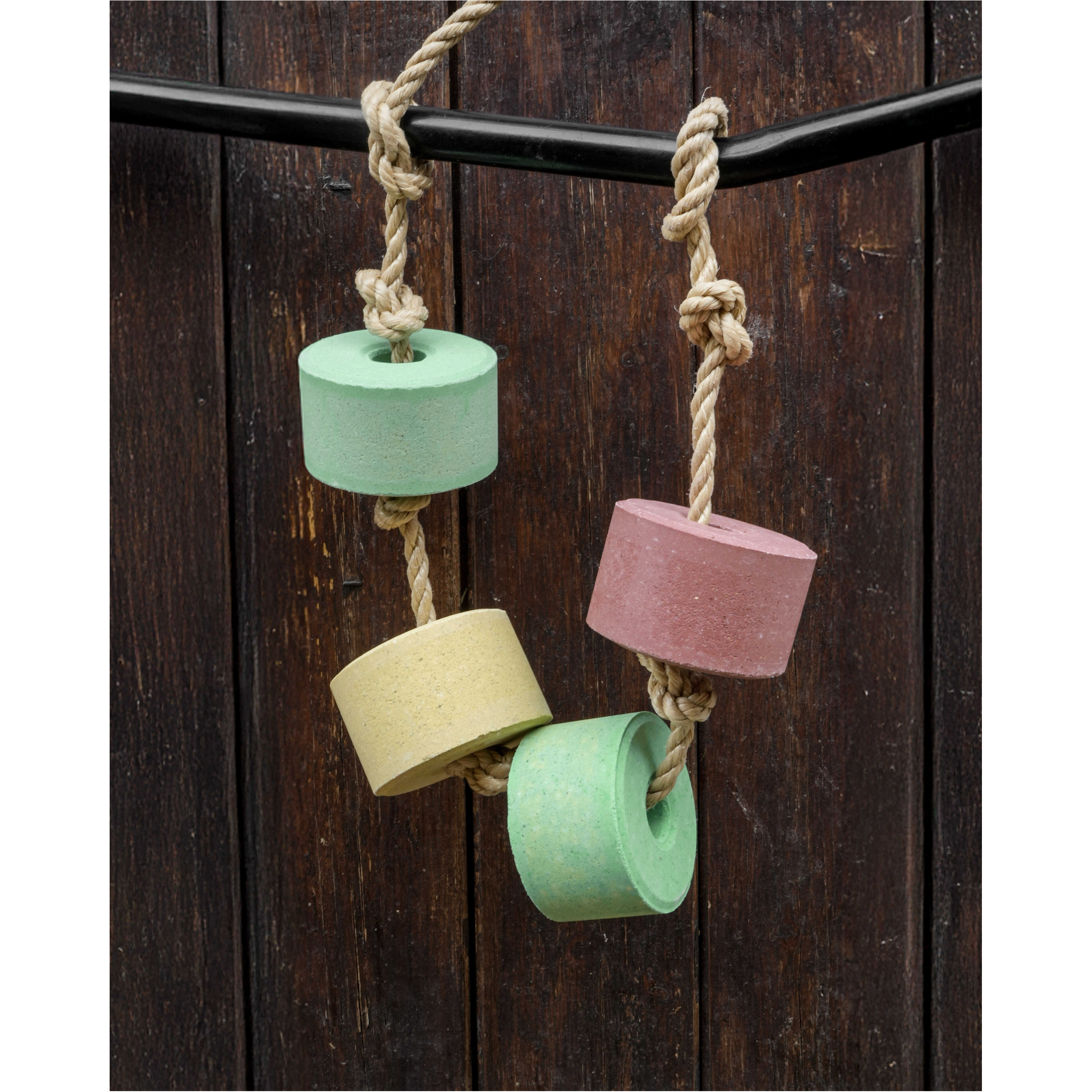 Salzleckstein LOLLY-LICK mit Hagebutte Heckenrose 700g Salzleckstein LOLLY-LICK mit Hagebutte Heckenrose 700g