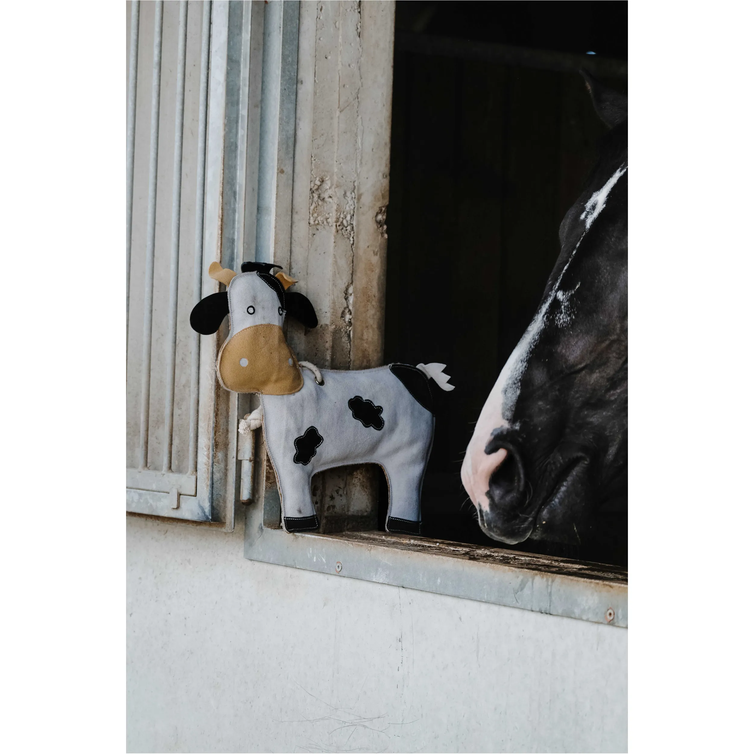 Spielzeug für Pferde VACHE schwarz/weiß