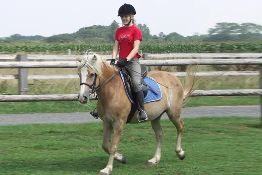 Kind-beim-Reiten