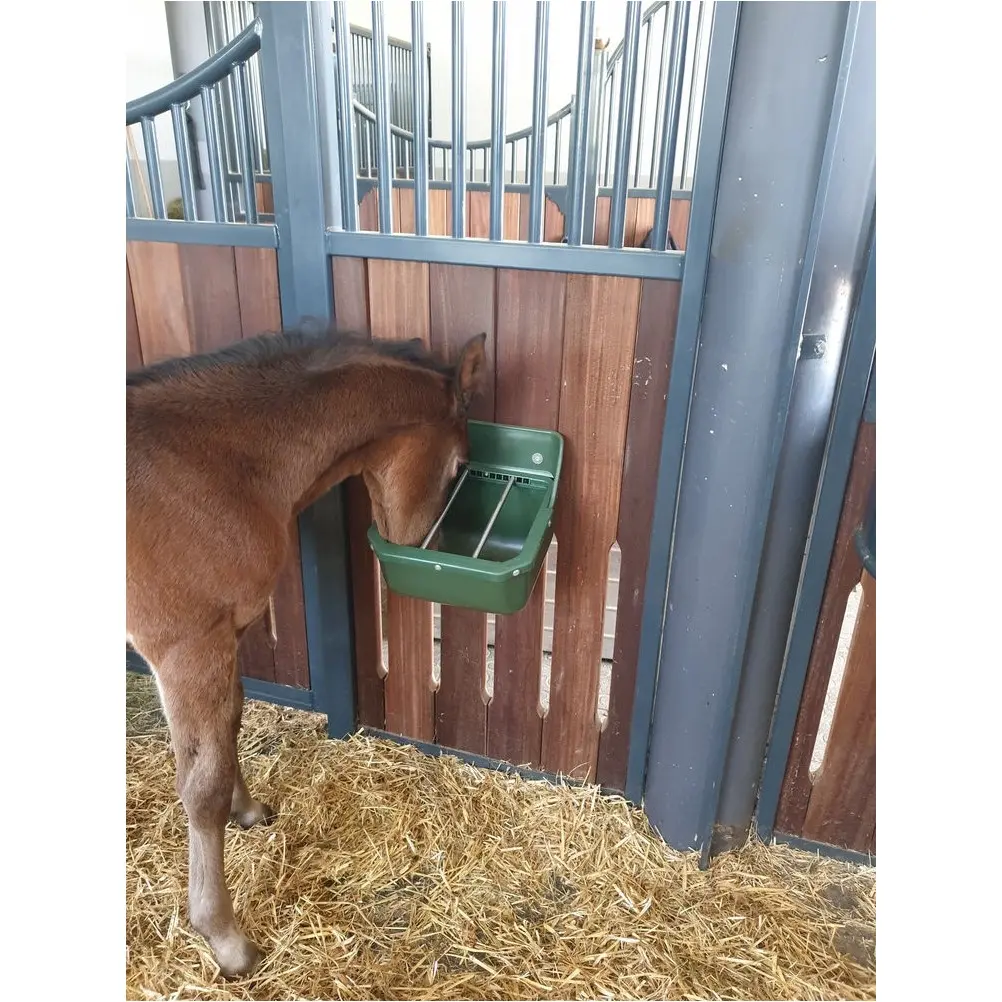 Kraftfuttertrog Fohlentrog mit Metallstäben grün